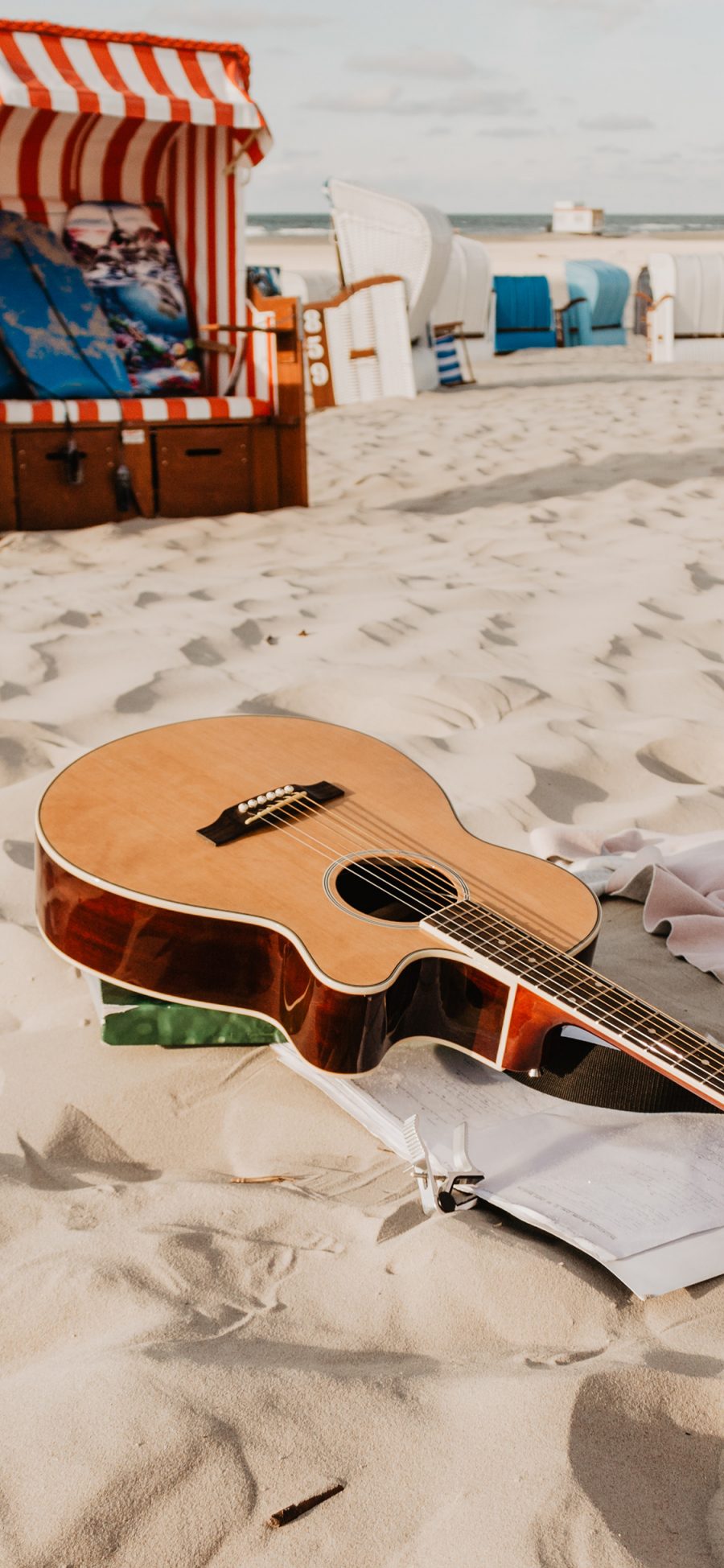 [2436×1125]沙滩 乐器 吉他 休闲 苹果手机壁纸图片