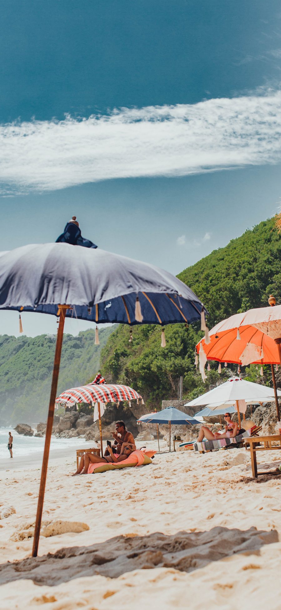 [2436×1125]沙滩 度假 海岸 遮阳伞 苹果手机壁纸图片