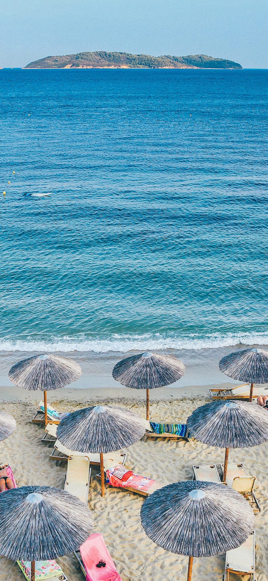 [2436×1125]沙滩 海岸 沙滩伞 度假 苹果手机壁纸图片