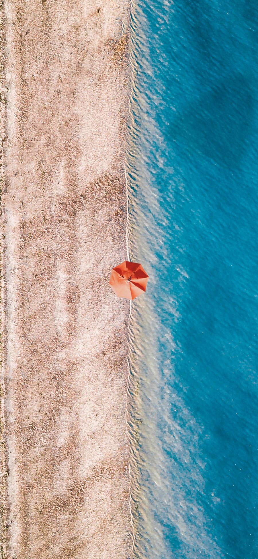 [2436×1125]沙滩 海浪 遮阳伞 大海 海浪 苹果手机壁纸图片