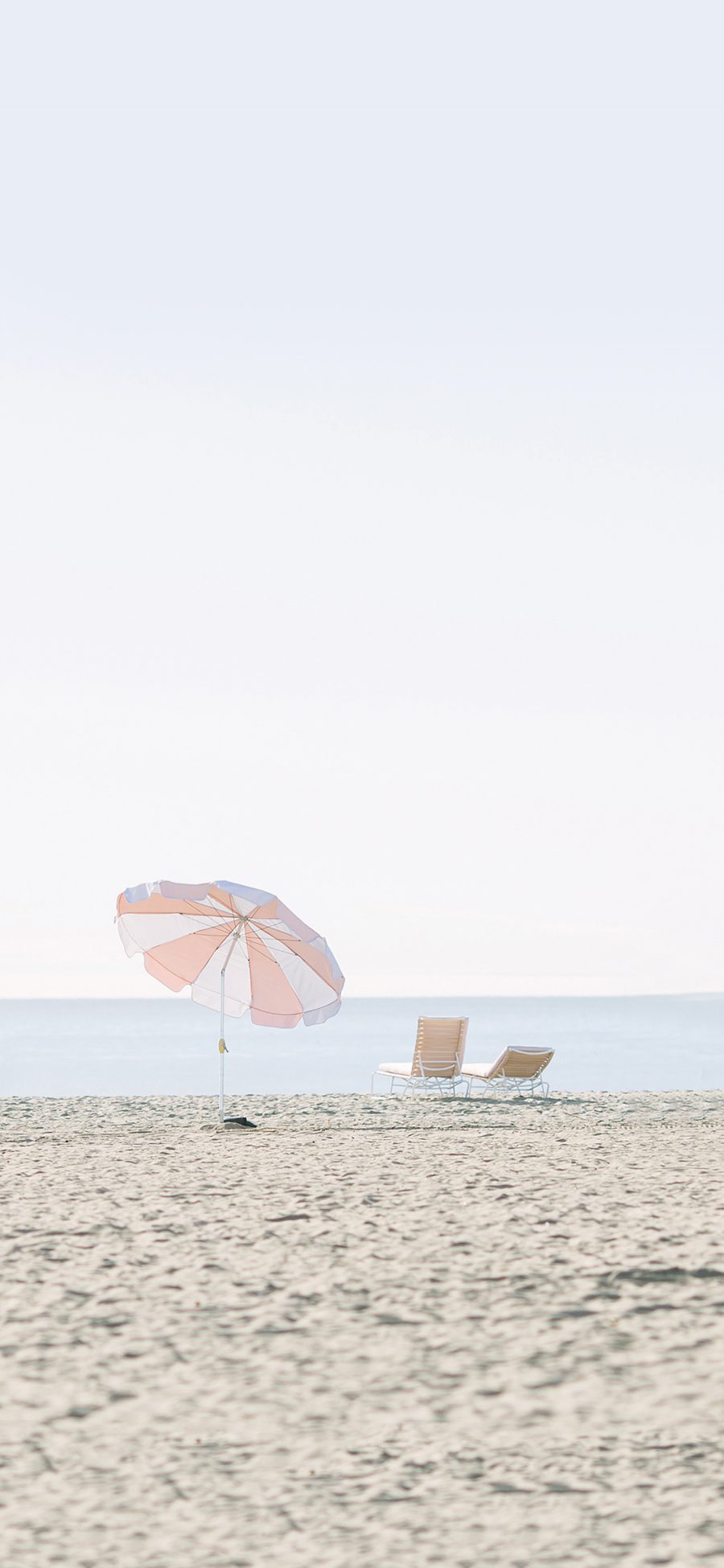 [2436×1125]沙滩 清新 阳光浴 大海 伞 苹果手机壁纸图片