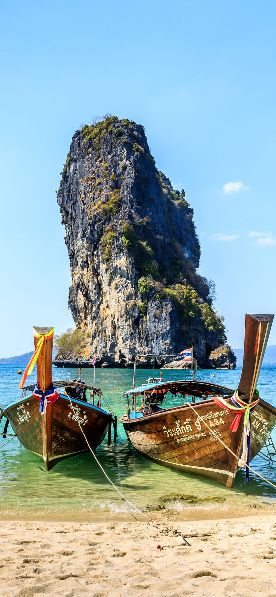 [2436×1125]沙滩 船只 海水 蔚蓝 海岸 苹果手机壁纸图片