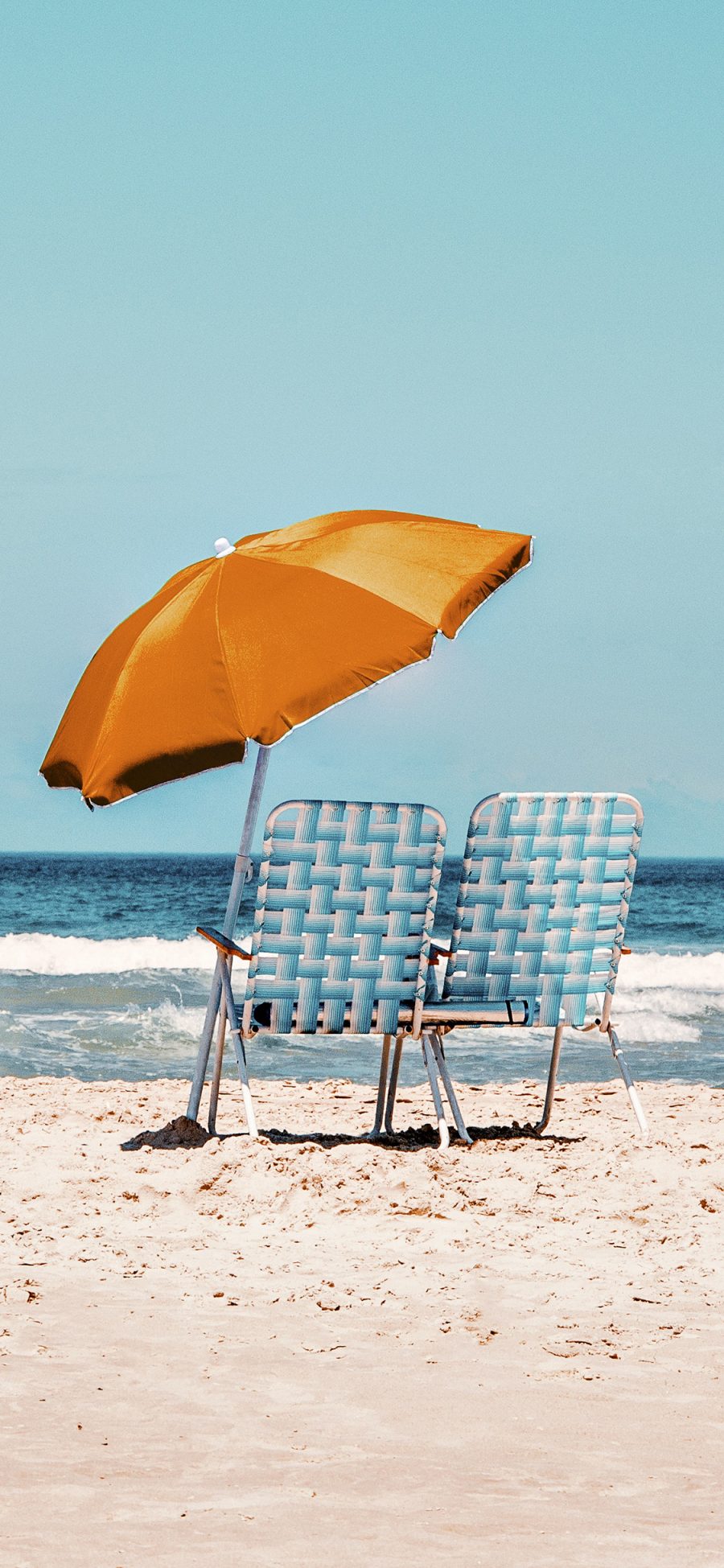 [2436×1125]沙滩 躺椅 遮阳伞 度假 海边 大海 苹果手机壁纸图片