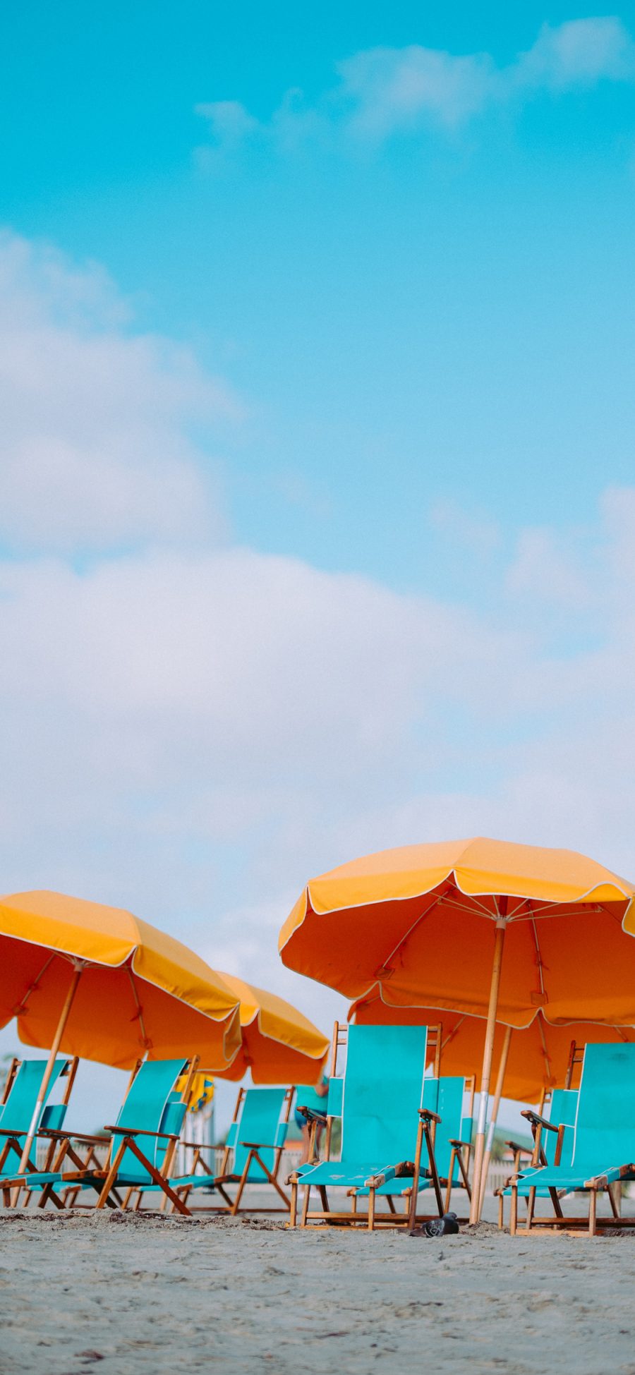 [2436×1125]沙滩 遮阳伞 度假 躺椅 苹果手机壁纸图片