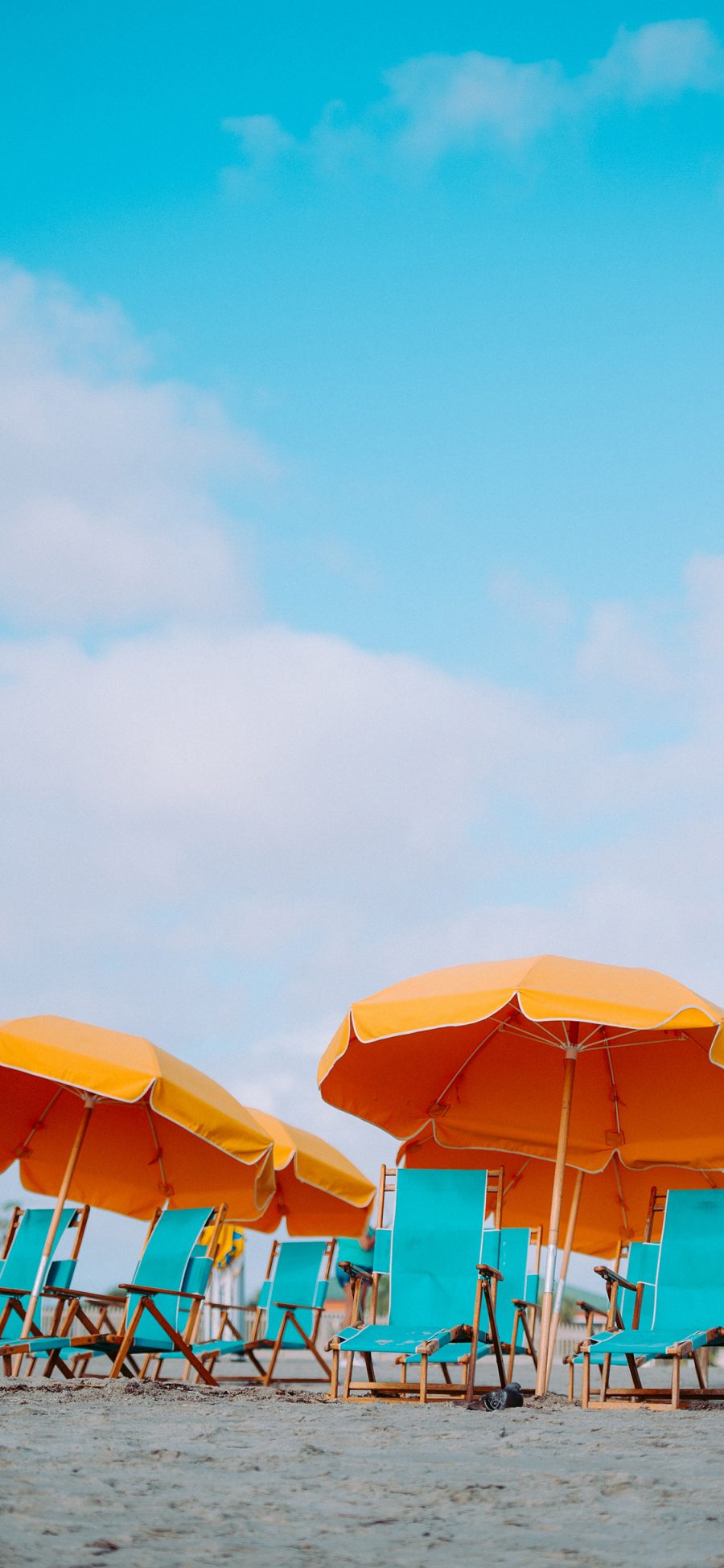 [2436×1125]沙滩 遮阳伞 躺椅 度假 苹果手机壁纸图片