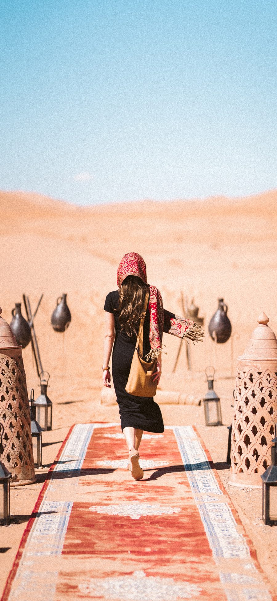 [2436×1125]沙漠 旅行 热带 背影 女子 苹果手机壁纸图片