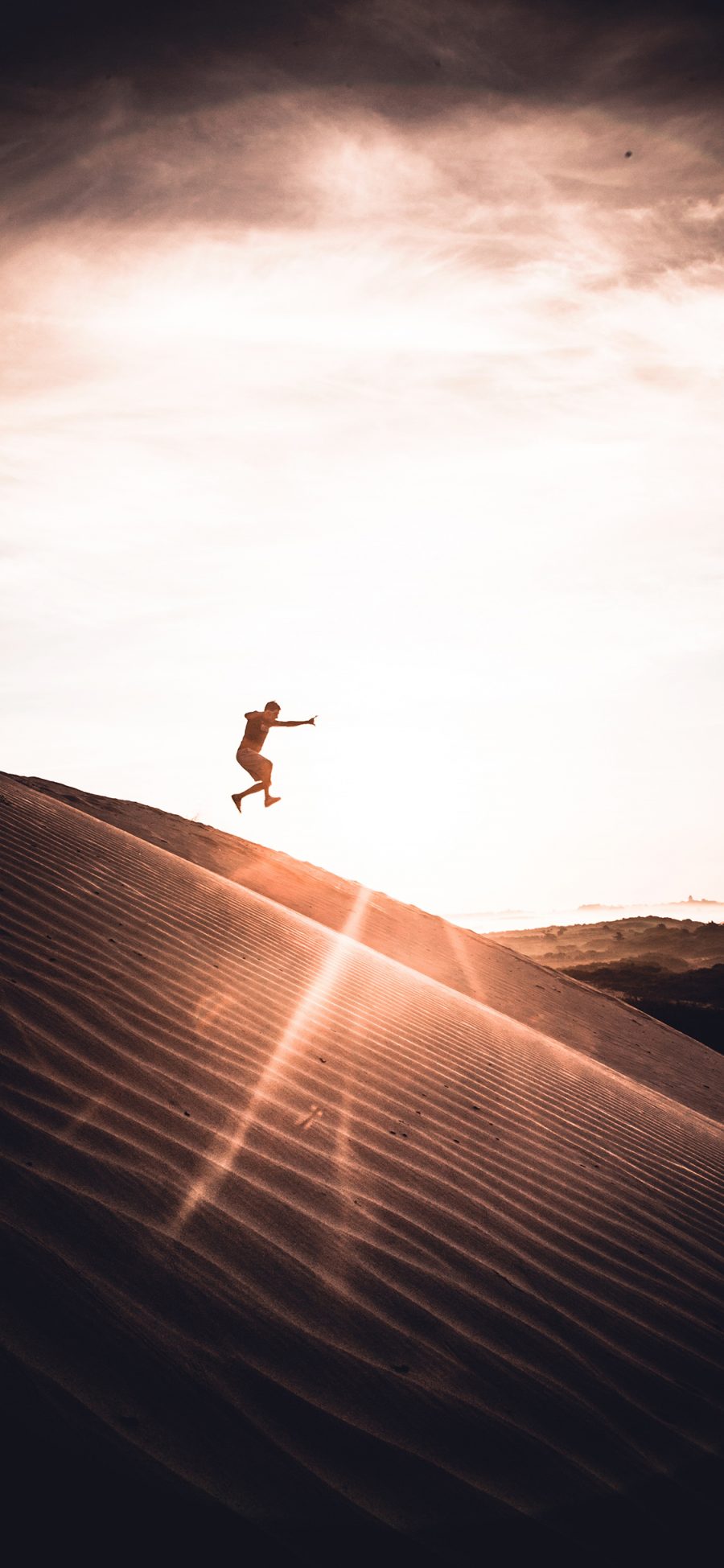 [2436×1125]沙漠 阳光 人物 跳跃 苹果手机壁纸图片