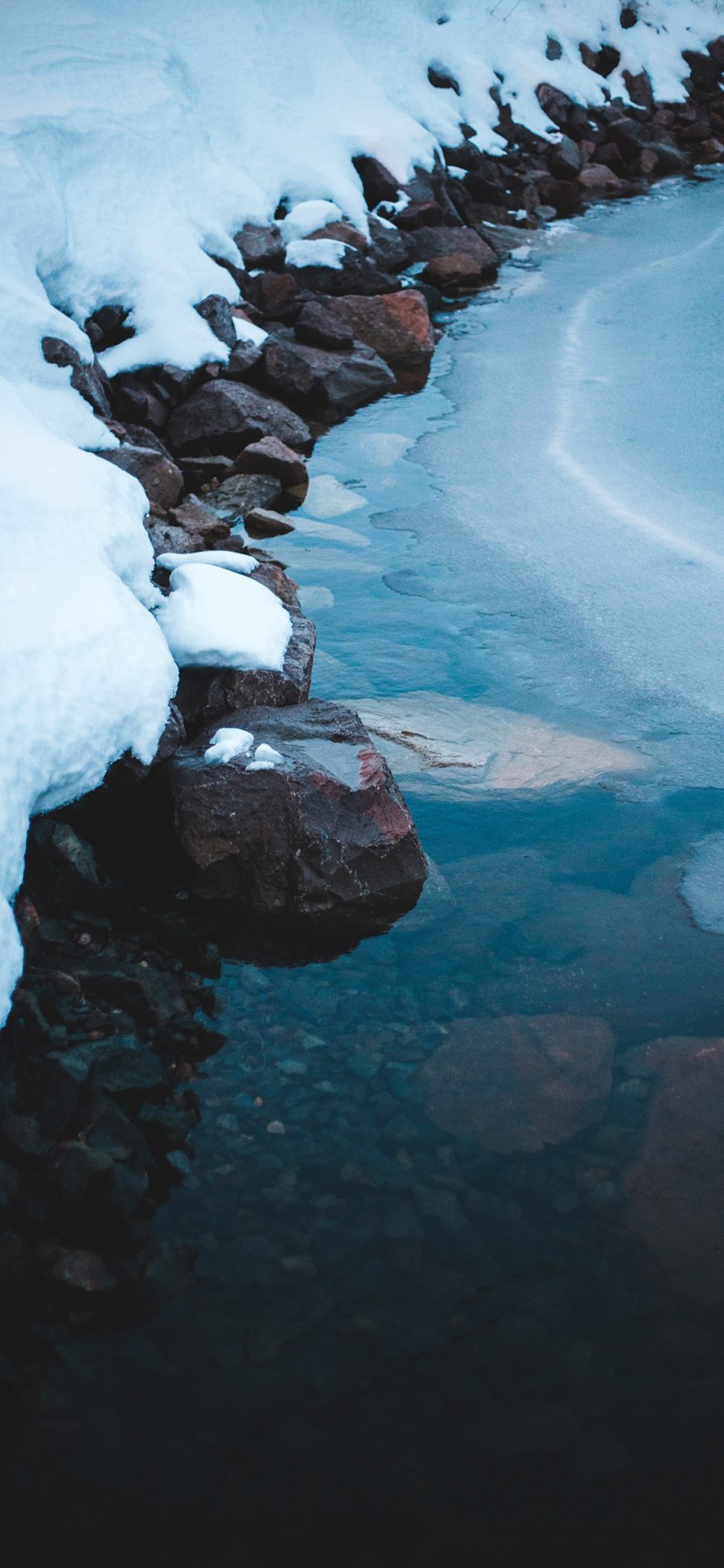[2436×1125]河流 石头 白雪 冬季 苹果手机壁纸图片