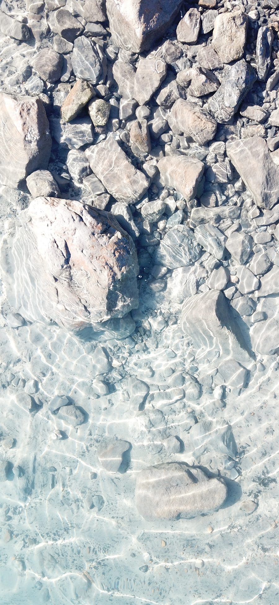 [2436×1125]泉水 石头 清澈 波光粼粼 苹果手机壁纸图片
