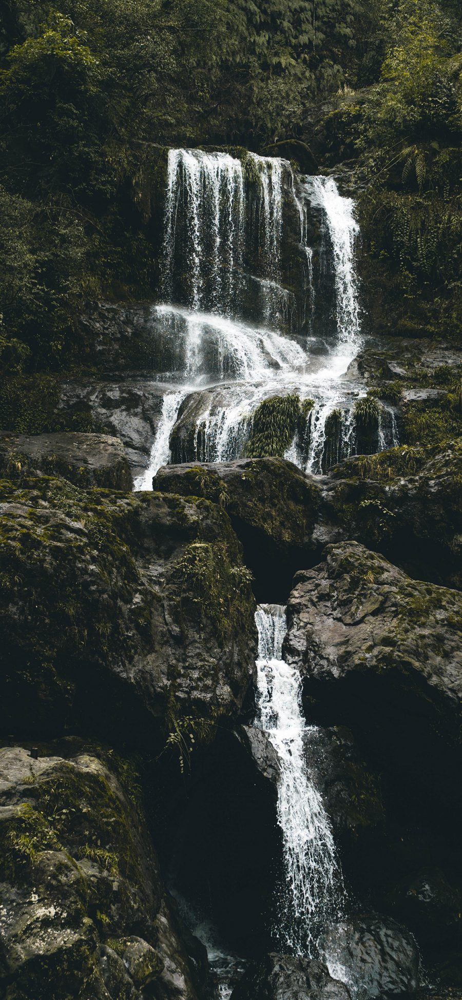 [2436×1125]流水 岩石 瀑布 苔藓 苹果手机壁纸图片