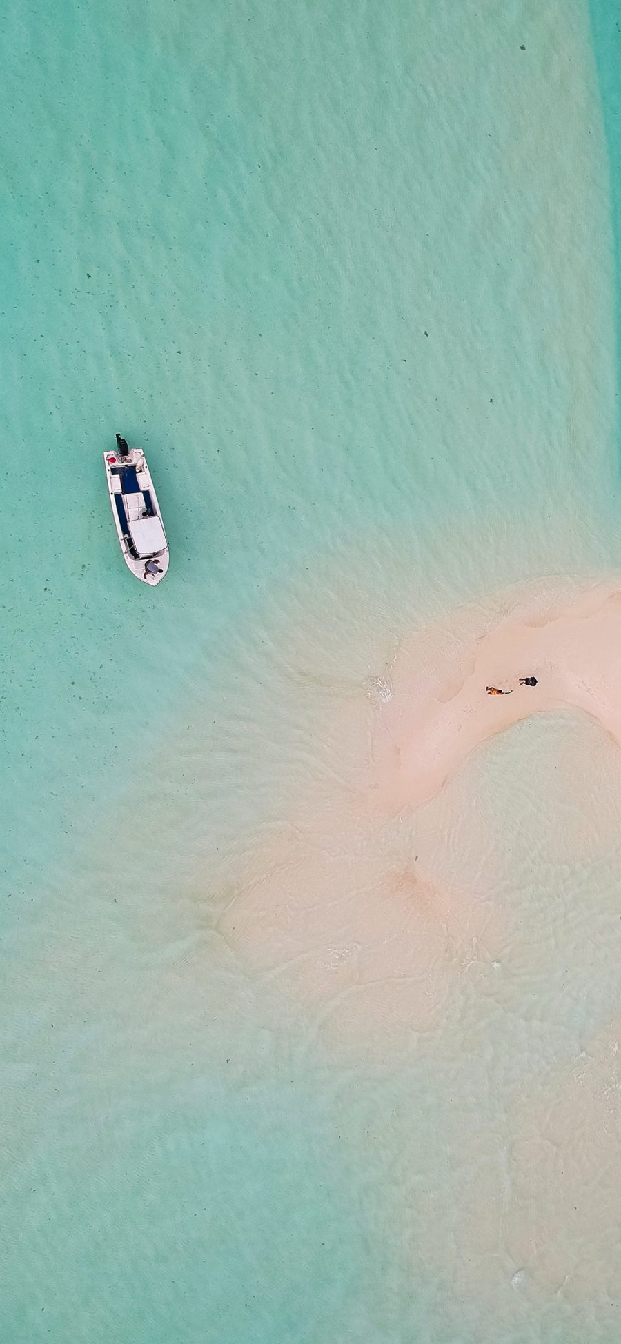 [2436×1125]浅滩 海水 轮船 沙滩 苹果手机壁纸图片