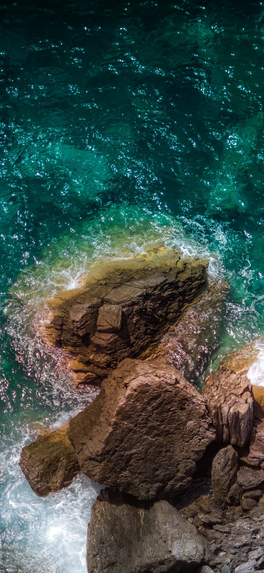 [2436×1125]海岸 岩石 大海 海水 清澈 浪花 苹果手机壁纸图片
