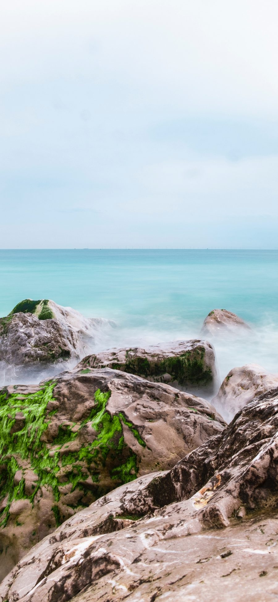 [2436×1125]海岸 岩石 海浪  苔藓 苹果手机壁纸图片