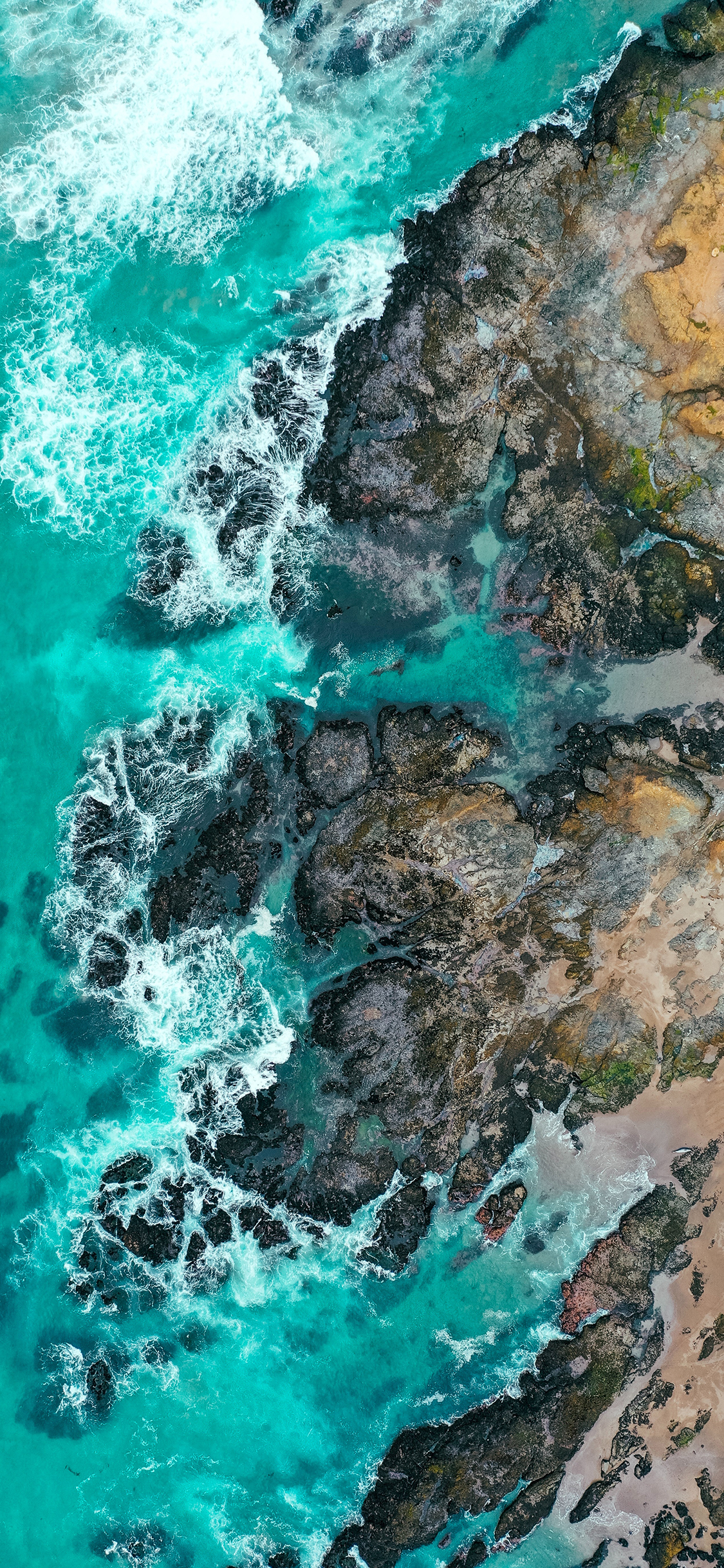 [2436×1125]海岸 海峡 海浪 礁石 苹果手机壁纸图片