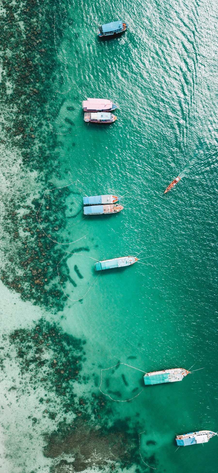 [2436×1125]海岸 海水 清澈 船只 苹果手机壁纸图片