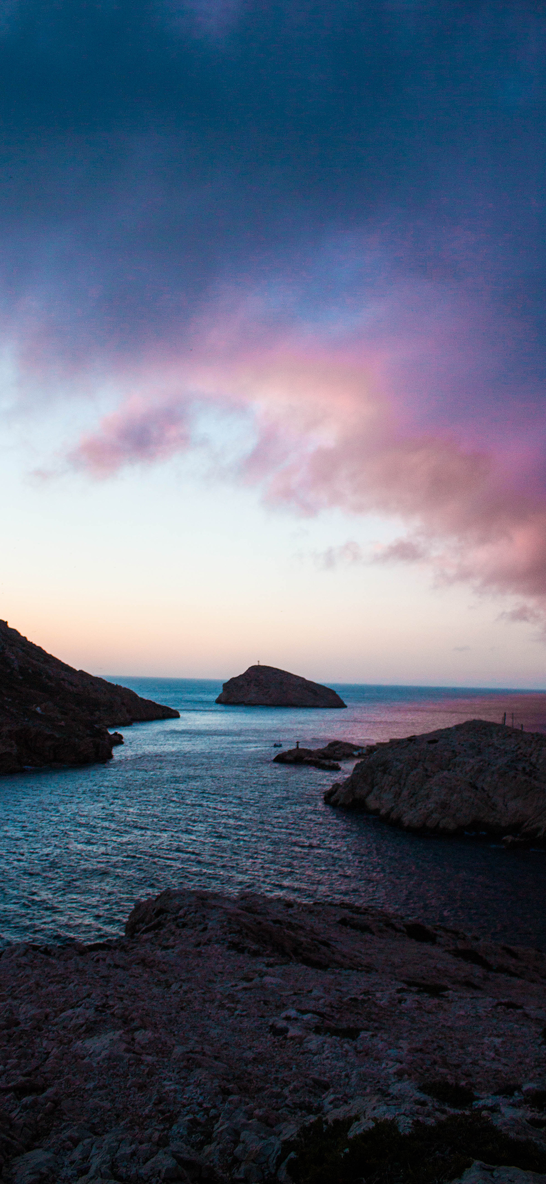 [2436×1125]海岸 礁石 云彩 傍晚 苹果手机壁纸图片
