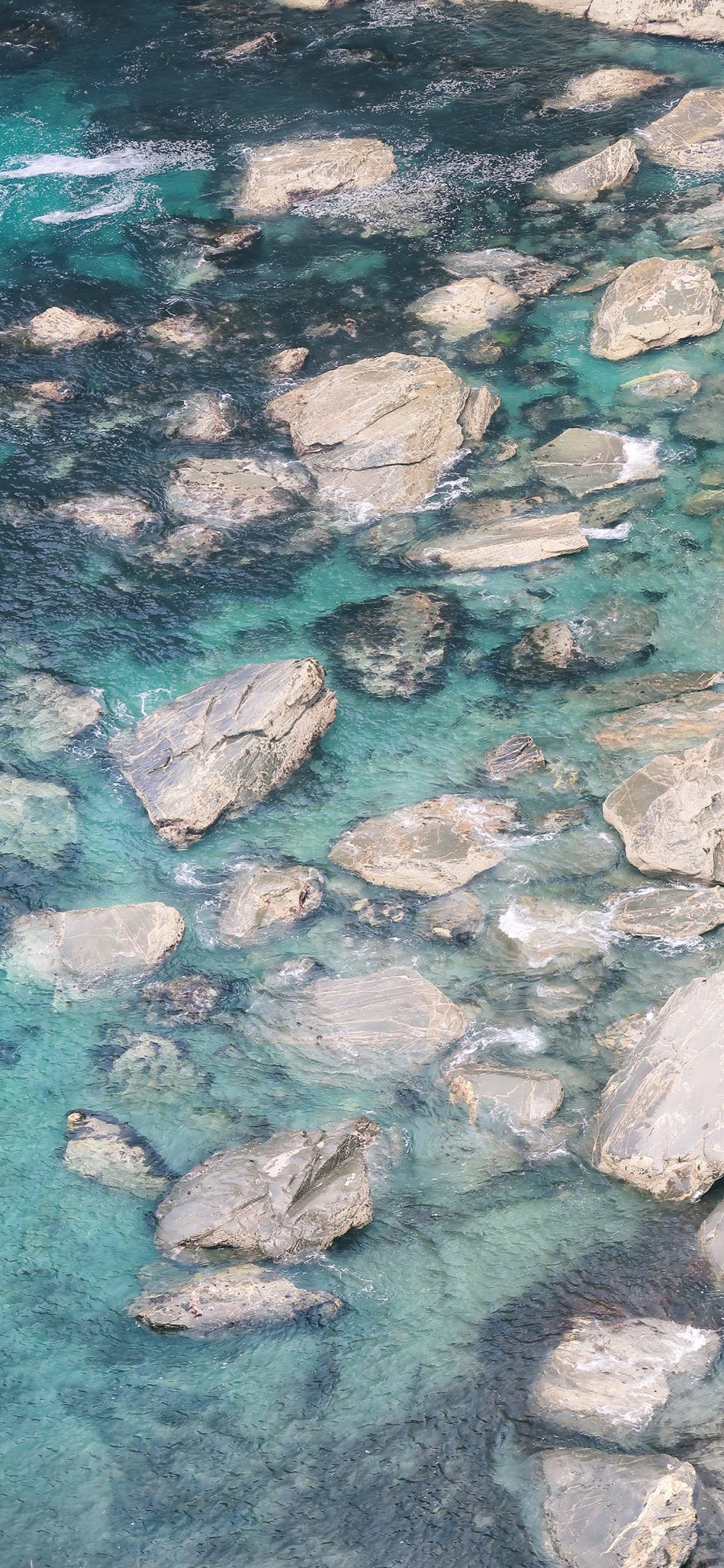 [2436×1125]海岸 礁石 岩石 海水 苹果手机壁纸图片