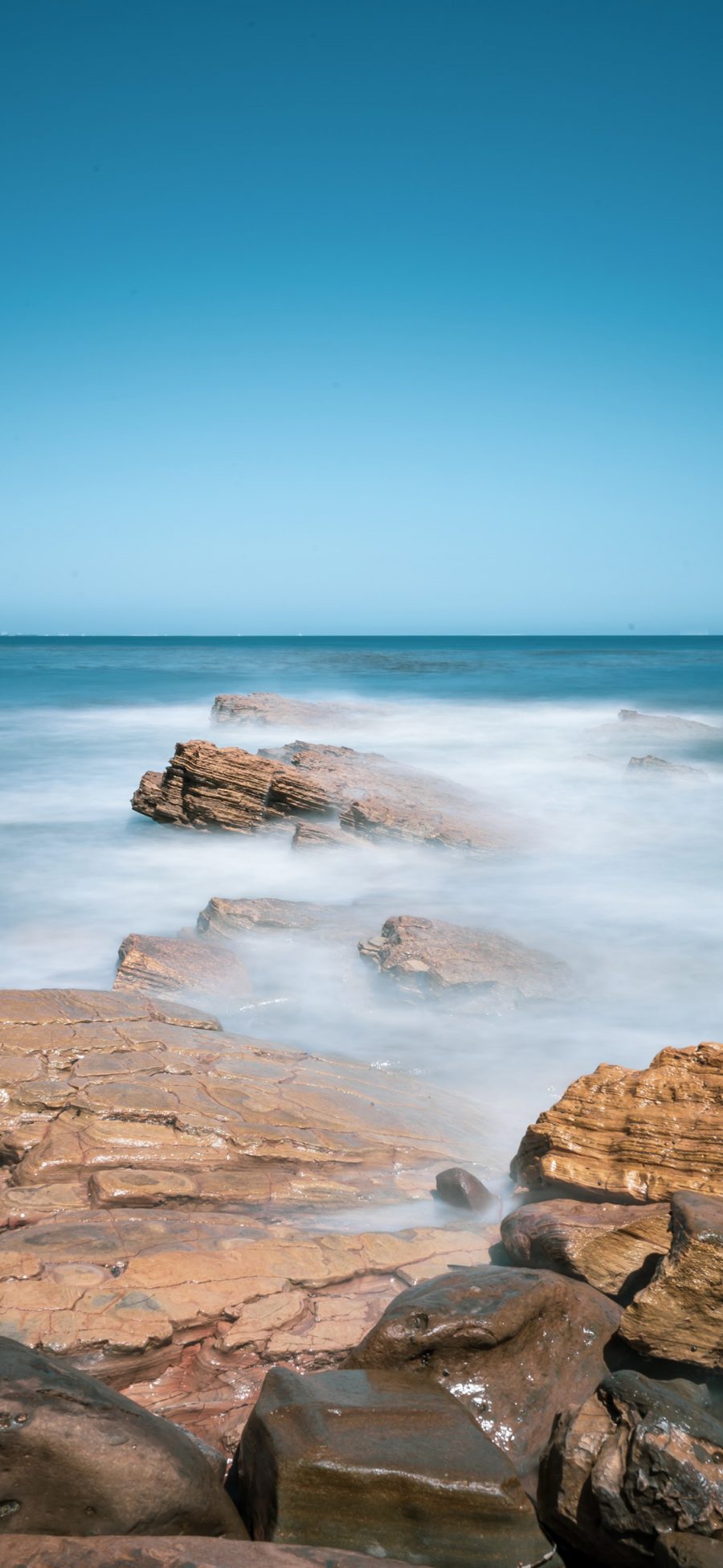 [2436×1125]海岸 礁石 岩石 海水 海浪 苹果手机壁纸图片