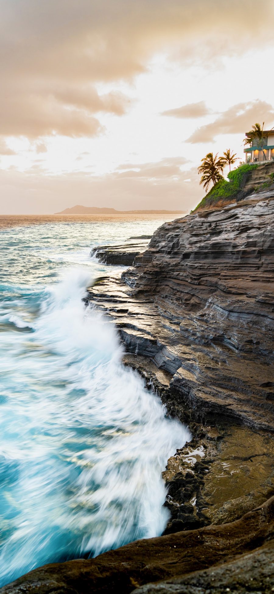 [2436×1125]海岸 礁石 峭壁 海浪 苹果手机壁纸图片