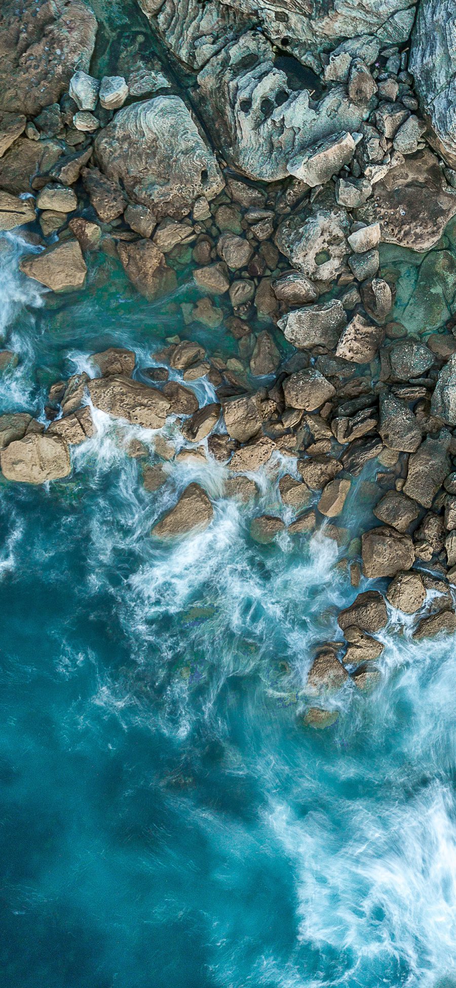 [2436×1125]海岸 礁石 海浪 冲刷 苹果手机壁纸图片