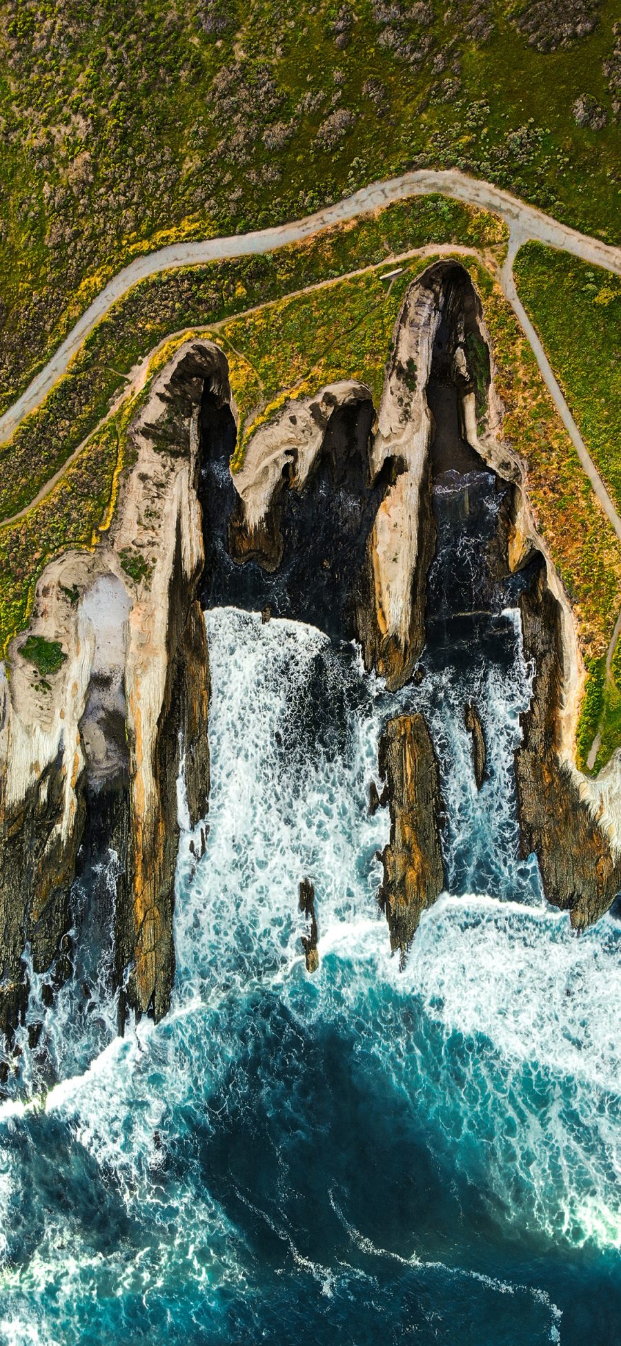 [2436×1125]海峡 岩石 大海 浪花 苹果手机壁纸图片