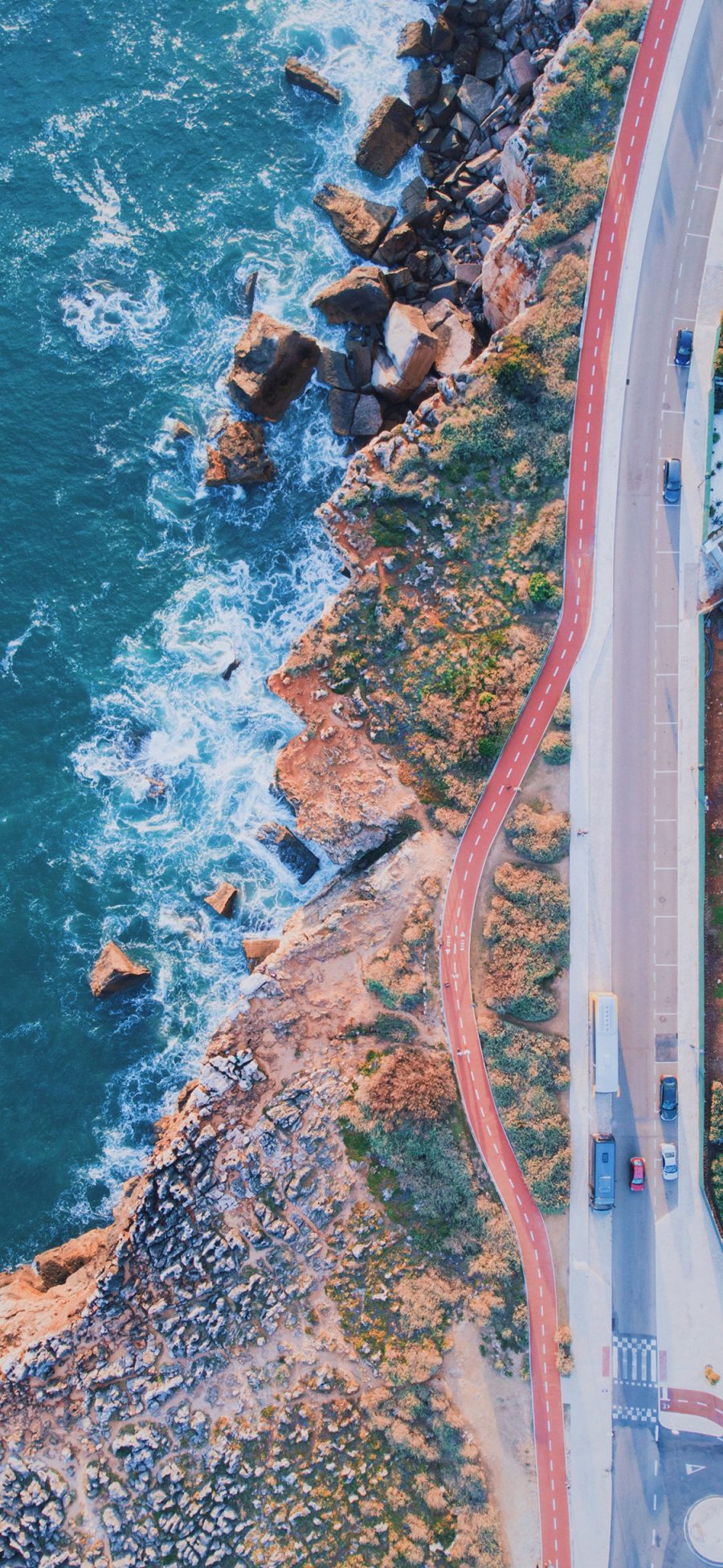 [2436×1125]海峡 浪花 道路 车辆 自然美景 苹果手机壁纸图片