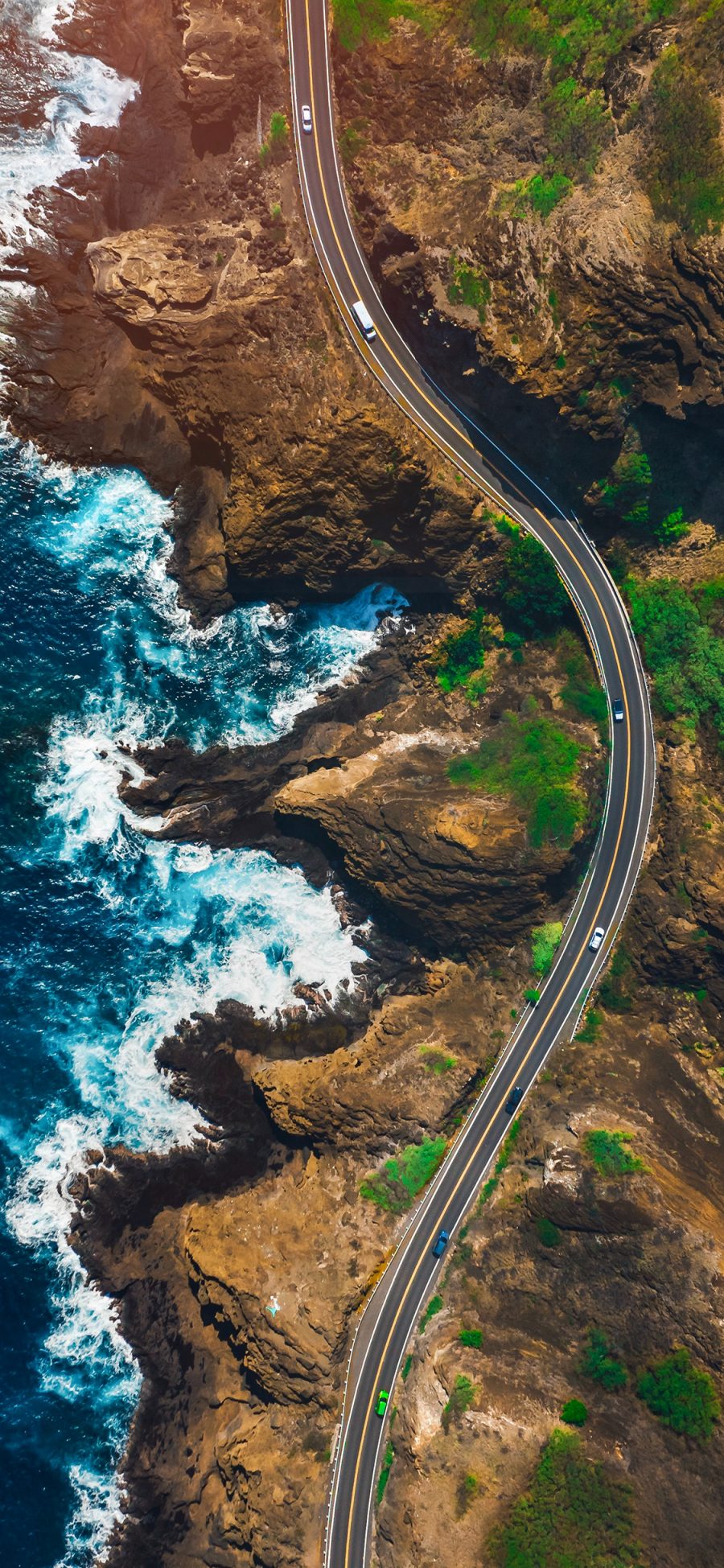 [2436×1125]海峡 海边 海浪 道路 车辆 行驶 蜿蜒 苹果手机壁纸图片