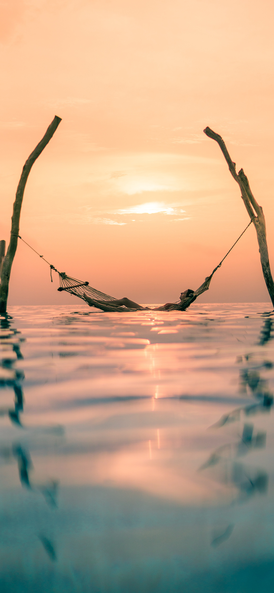 [2436×1125]海平面 吊床 夕阳 大海 苹果手机壁纸图片