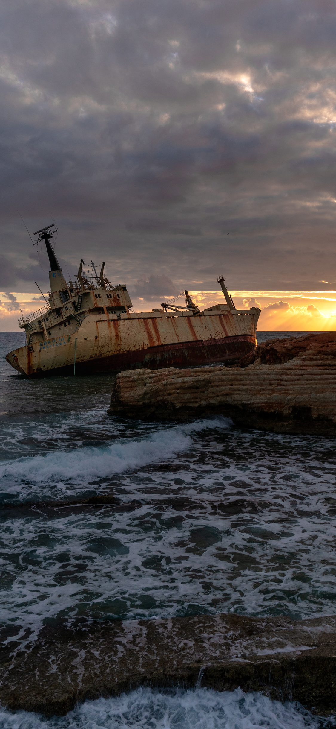 [2436×1125]海景 废弃 轮船 海浪 夕阳 苹果手机壁纸图片