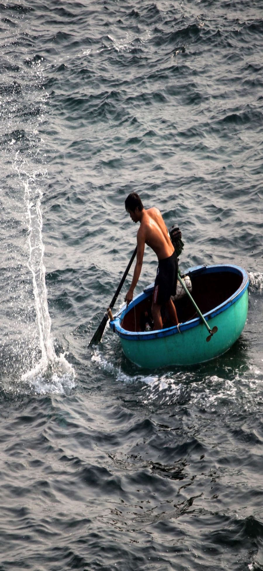 [2436×1125]海景 海上的小渔船 捕鱼 苹果手机壁纸图片