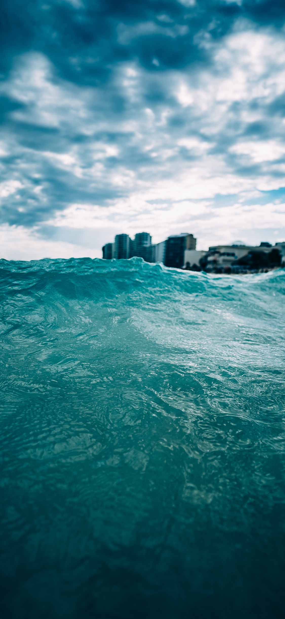 [2436×1125]海水 大海 海面 城市 苹果手机壁纸图片