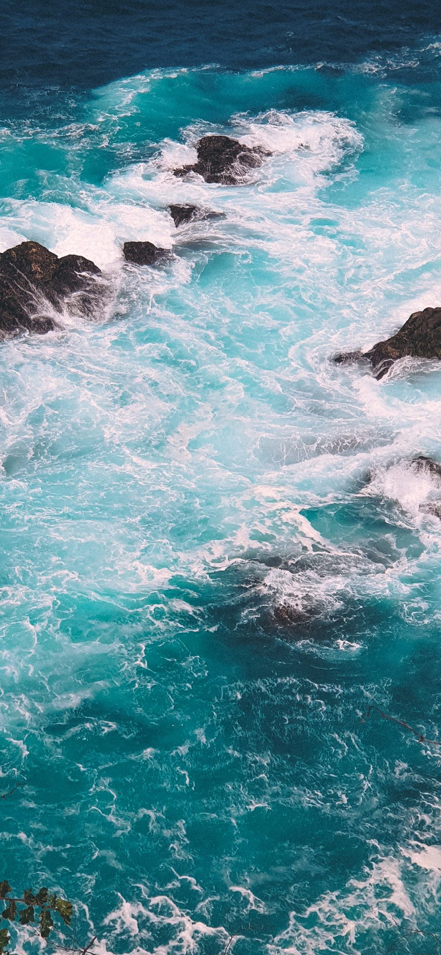 [2436×1125]海水 大海 礁石 浪花 苹果手机壁纸图片