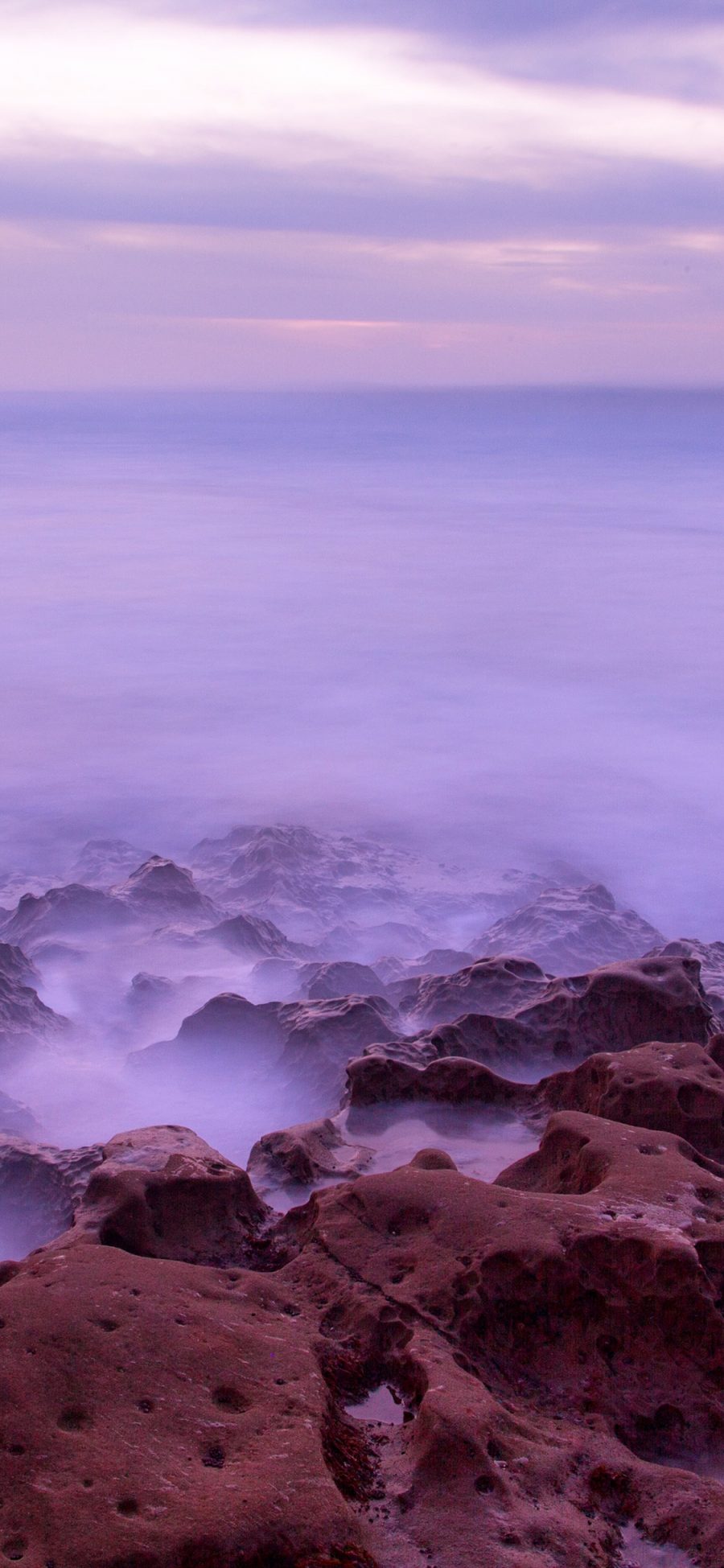 [2436×1125]海洋 石头 大海 紫色 苹果手机壁纸图片