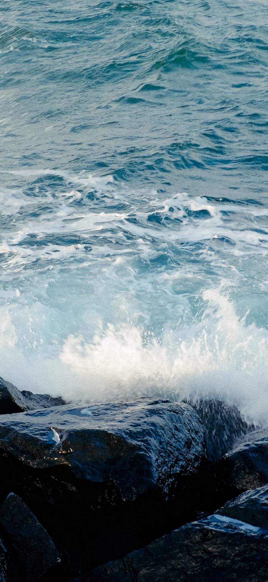 [2436×1125]海浪 大海 石头 水花 苹果手机壁纸图片