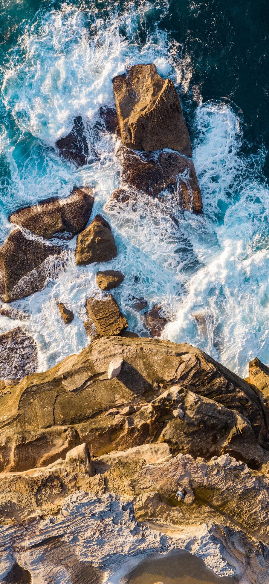 [2436×1125]海浪 岩石 礁石 大海 苹果手机壁纸图片