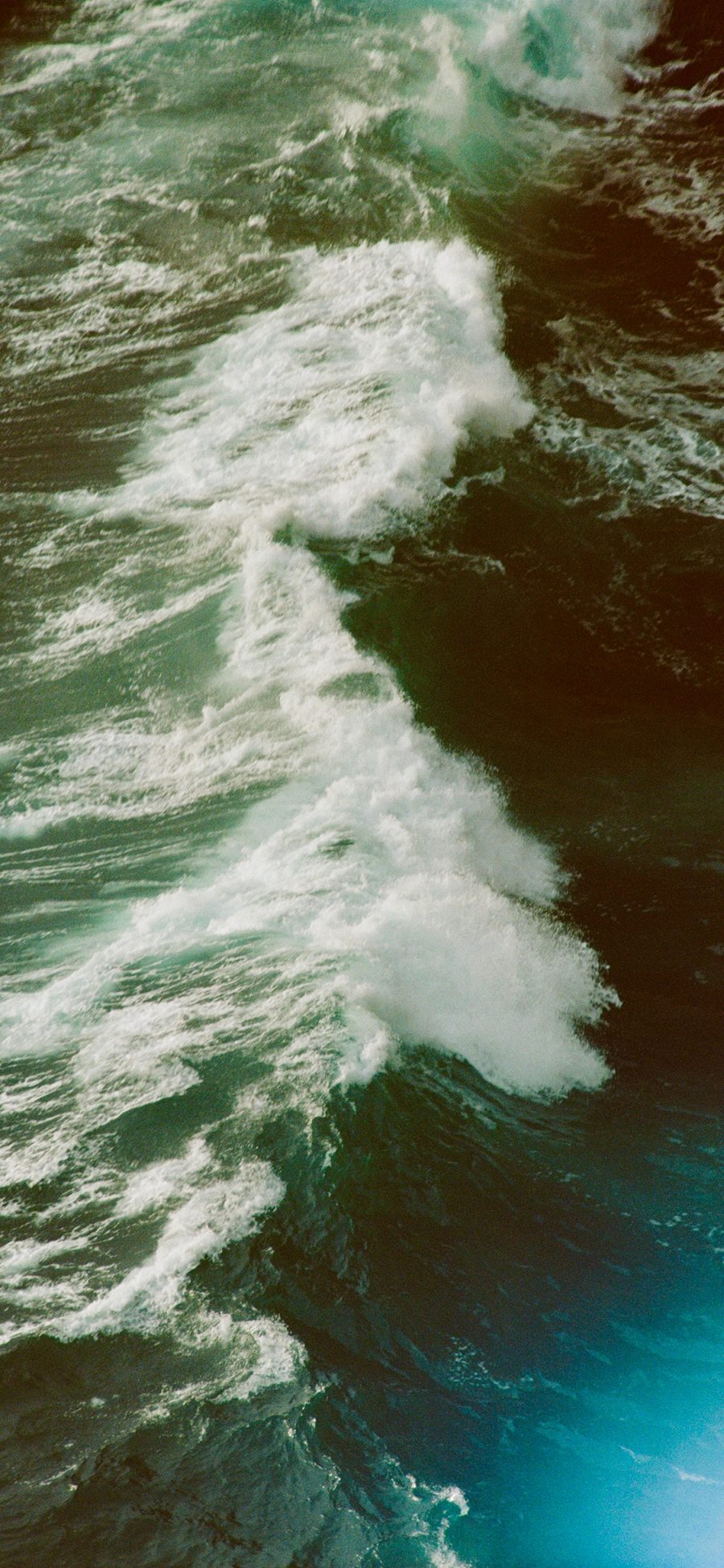 [2436×1125]海浪 浪花 浪尖 海水 苹果手机壁纸图片