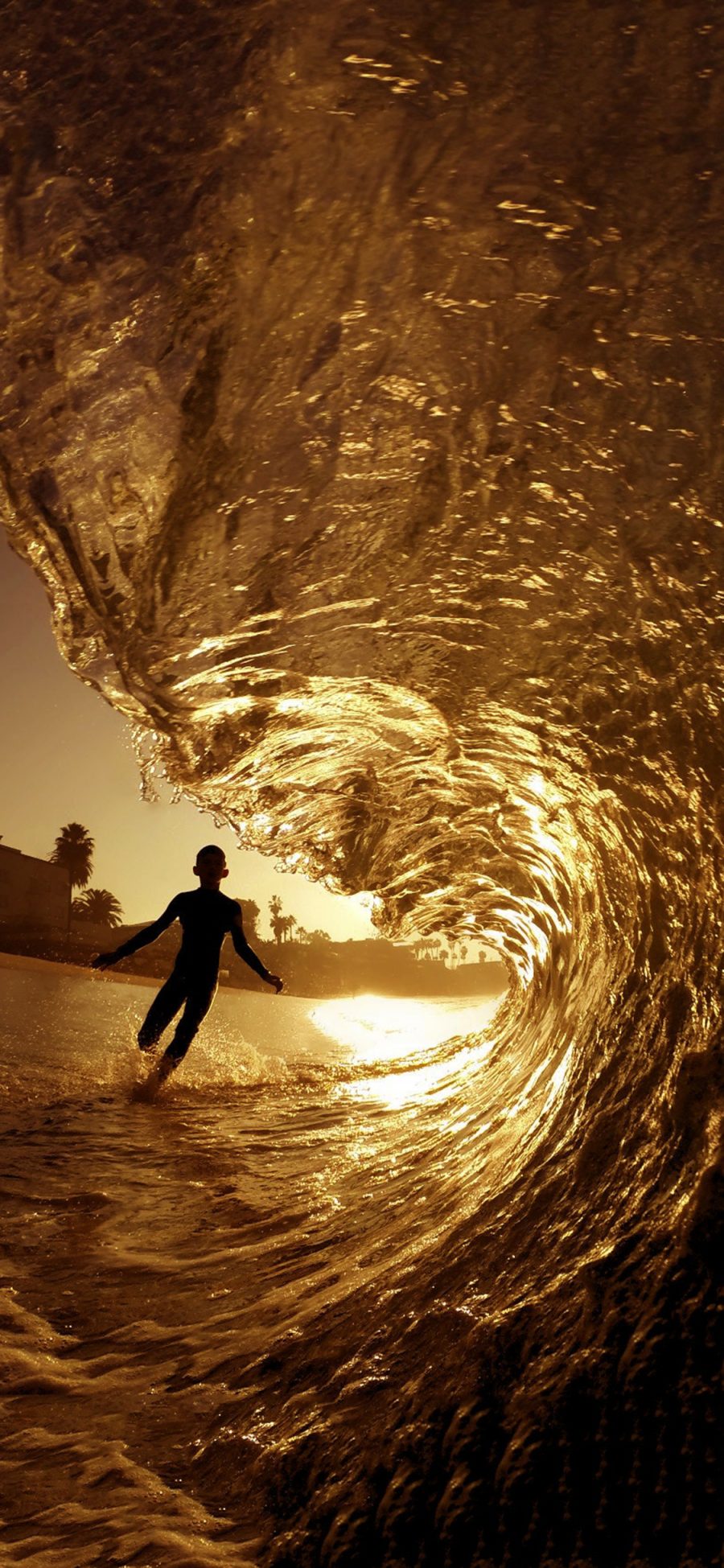 [2436×1125]海浪 翻涌 阳光 男孩 苹果手机壁纸图片