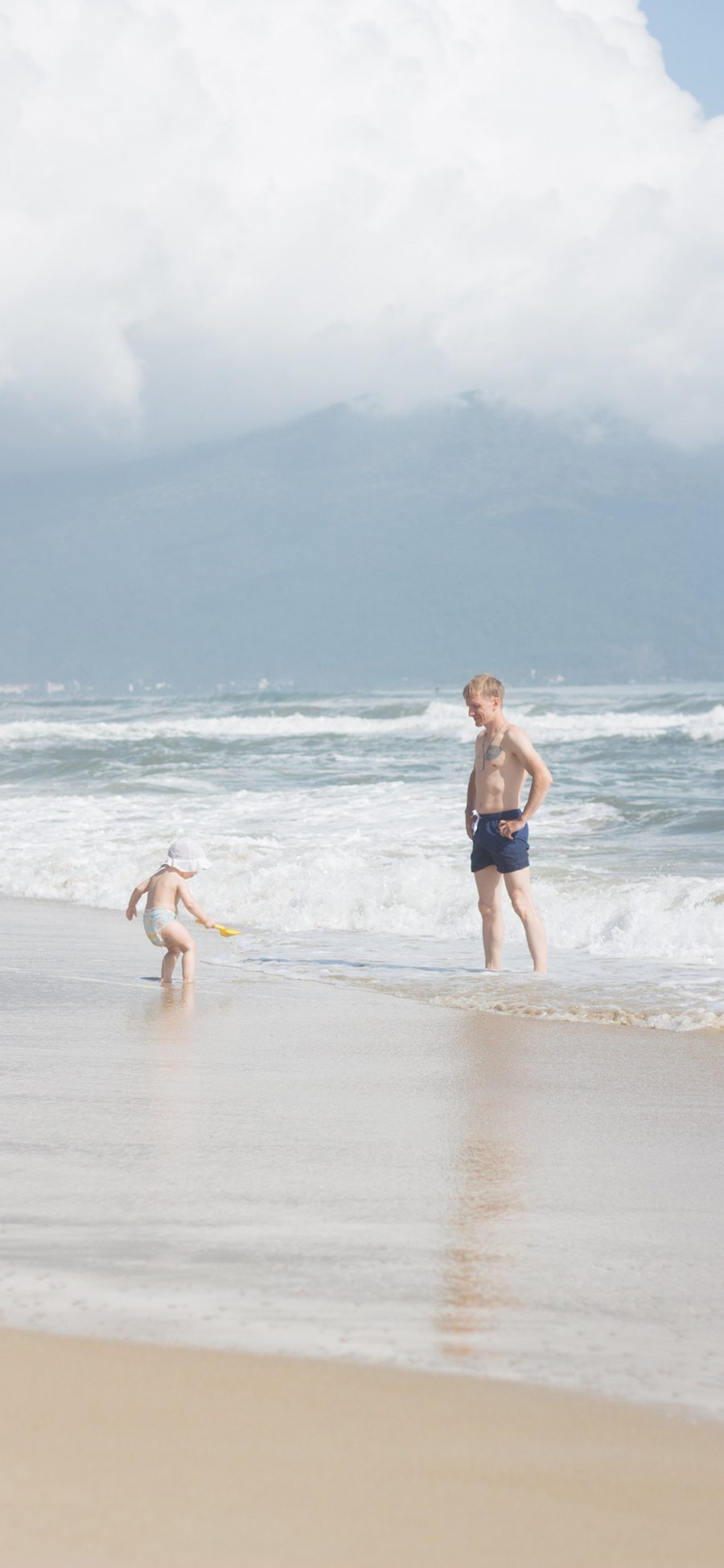 [2436×1125]海滩 亲子 游玩 海浪 沙滩 苹果手机壁纸图片