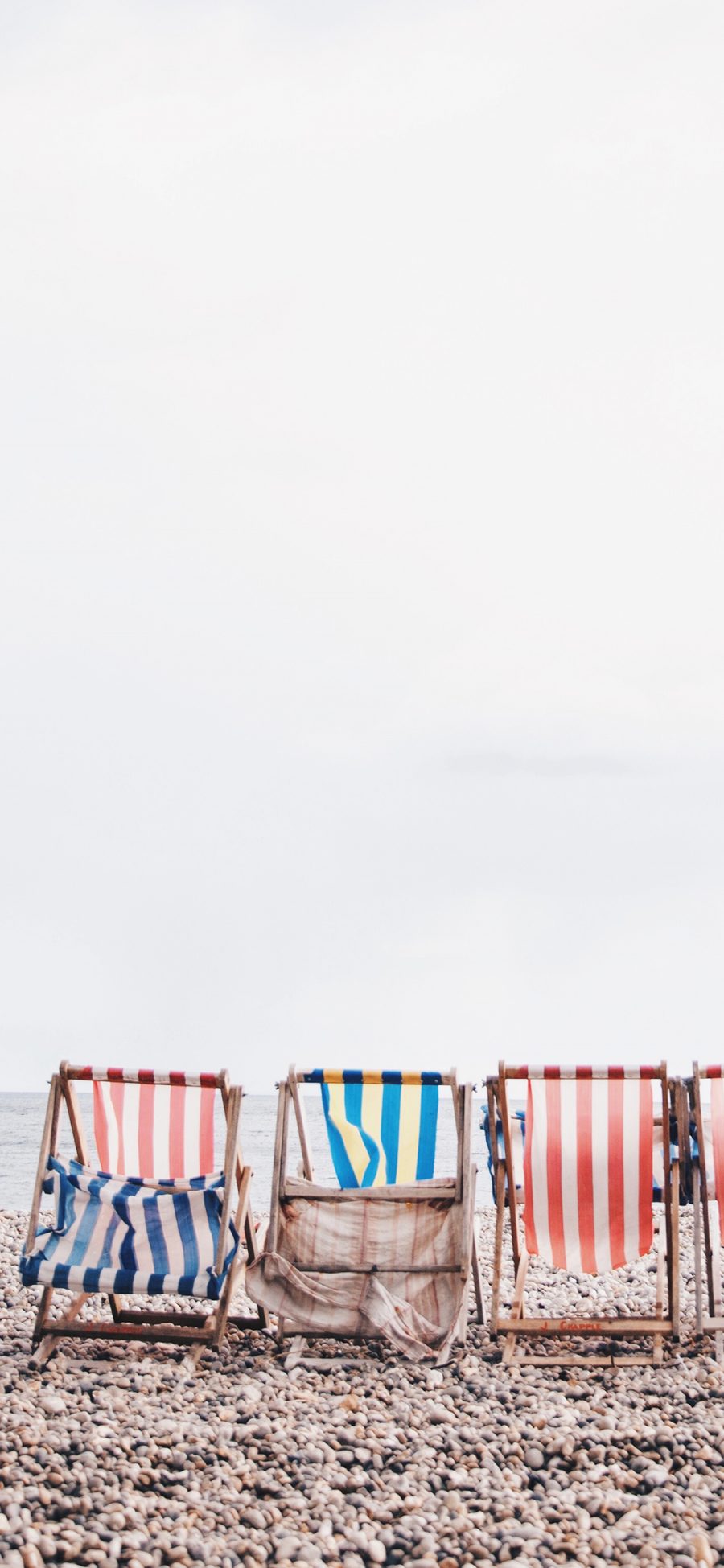 [2436×1125]海滩 椅子 海洋 沙 海 海景 海滨 天空 苹果手机壁纸图片