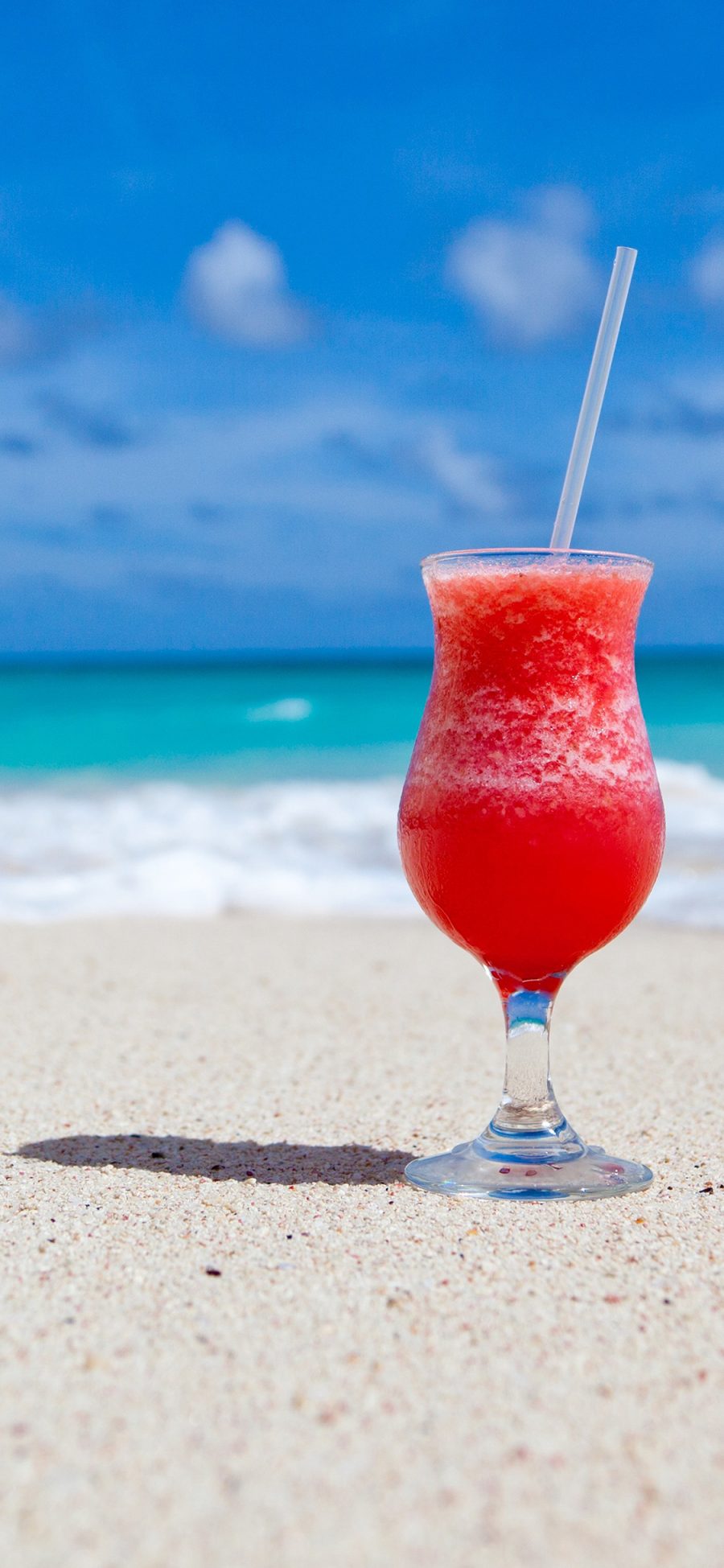 [2436×1125]海滩 饮料 加勒比海 鸡尾酒 异国情调 玻璃杯 度假海岸 沙滩 红色蓝色 海洋 苹果手机壁纸图片