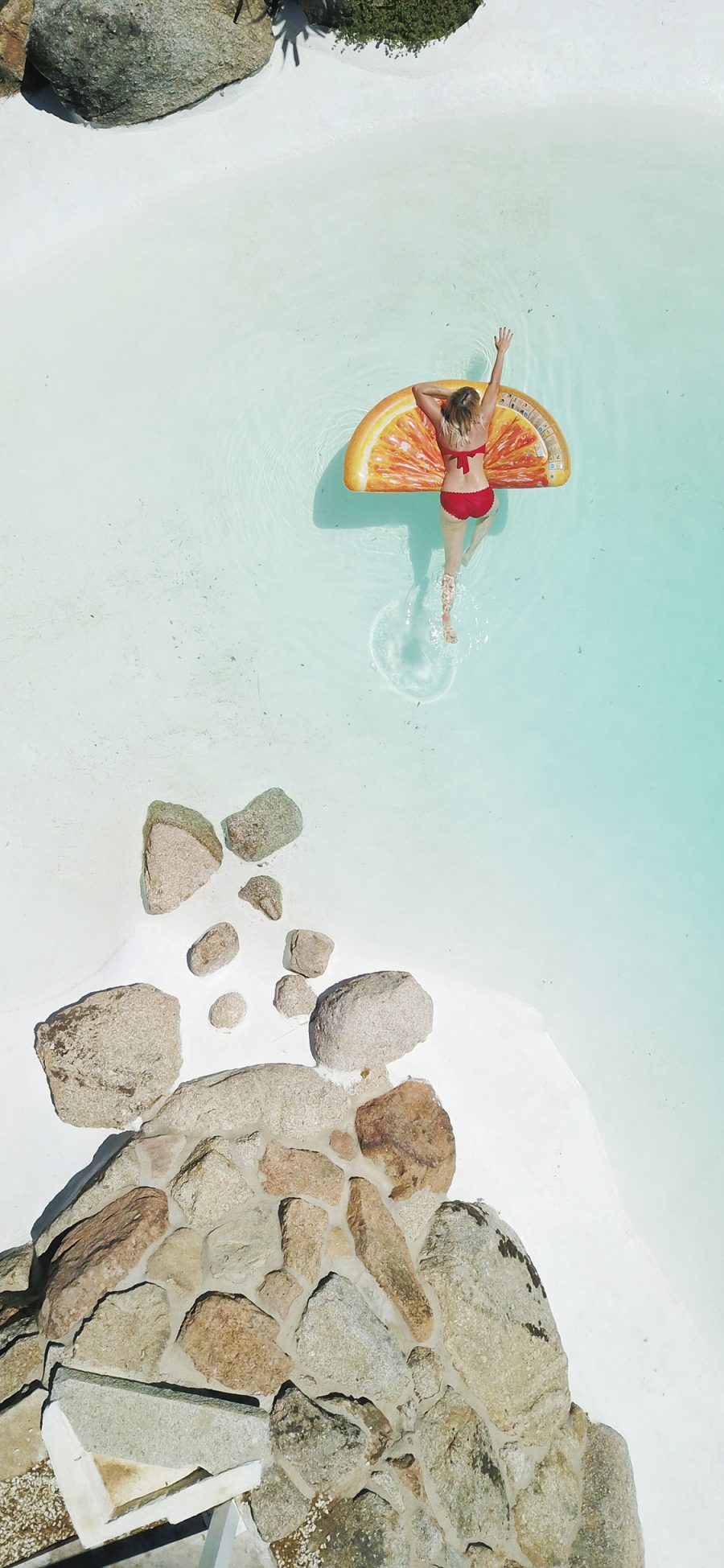 [2436×1125]海边 日光浴 浮游 石堆 苹果手机壁纸图片
