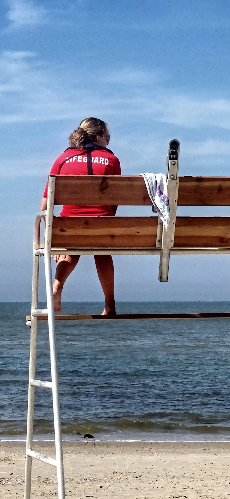 [2436×1125]海边 沙滩 椅子 美女背影 苹果手机壁纸图片