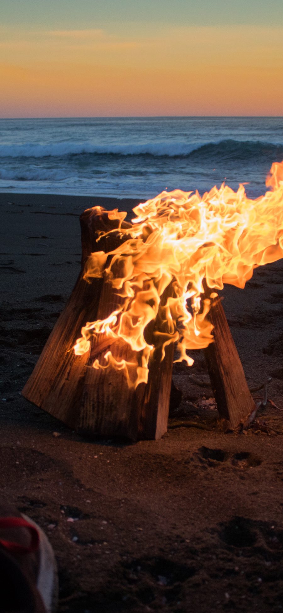 [2436×1125]海边 沙滩 露营 火堆 燃烧 苹果手机壁纸图片