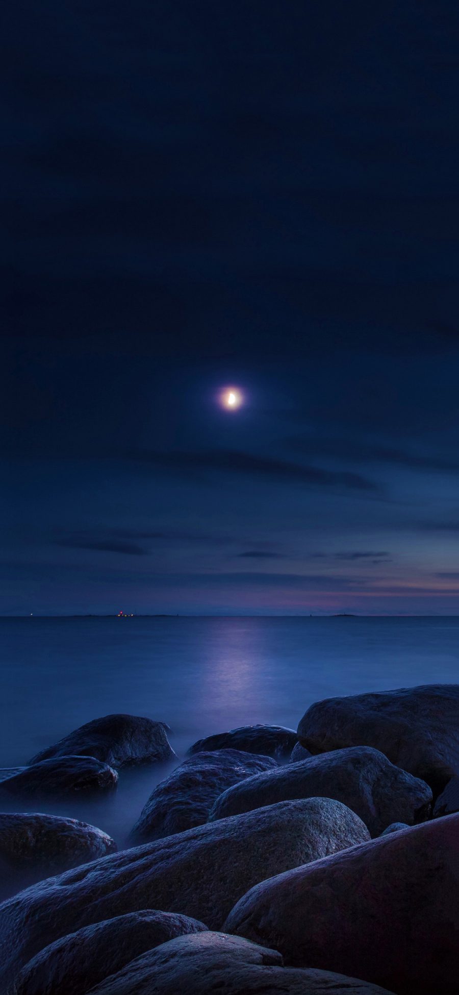[2436×1125]海边 石头 海水 夜晚 月亮 苹果手机壁纸图片