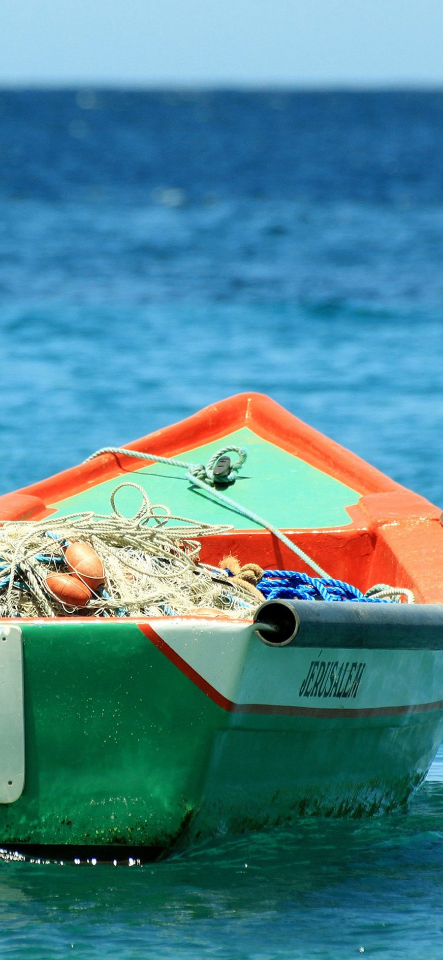 [2436×1125]海边渔船 绿色 渔网 苹果手机壁纸图片