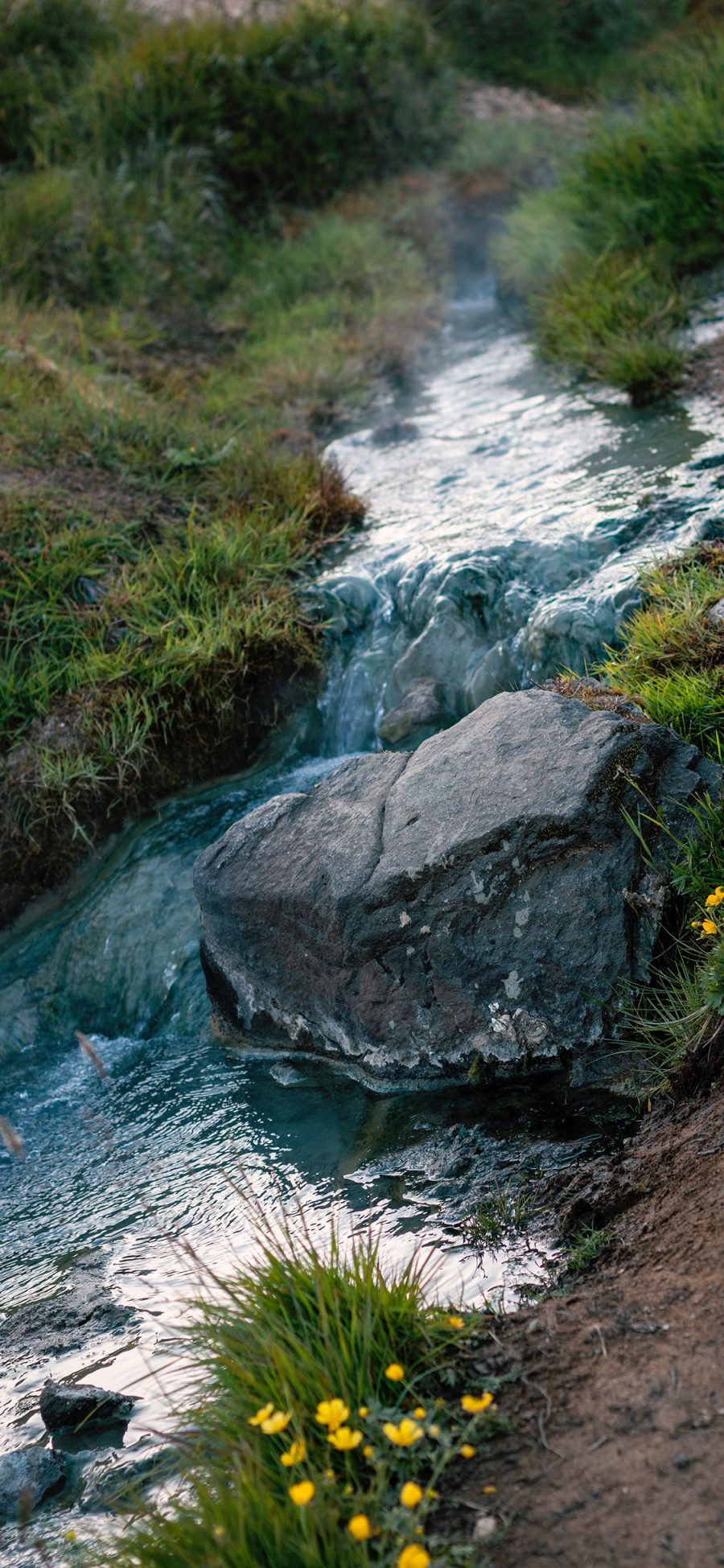 [2436×1125]溪水 石块 小溪 流水 苹果手机壁纸图片