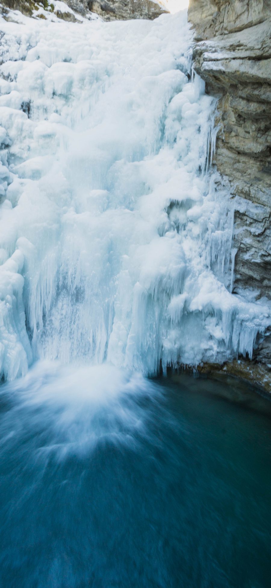 [2436×1125]瀑布 冰霜 结冰 冬季 峭壁 苹果手机壁纸图片