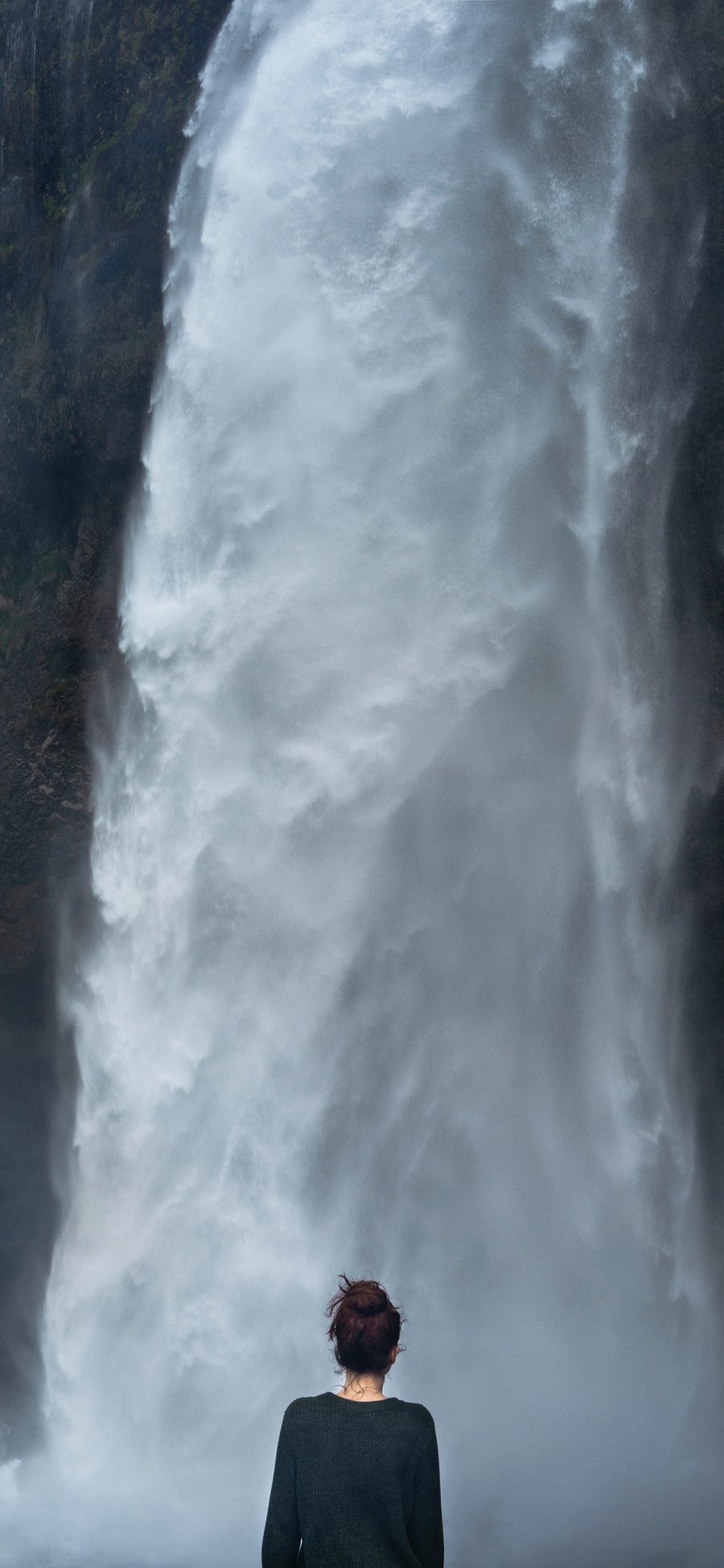 [2436×1125]瀑布 流水 壮观 人物背影 苹果手机壁纸图片