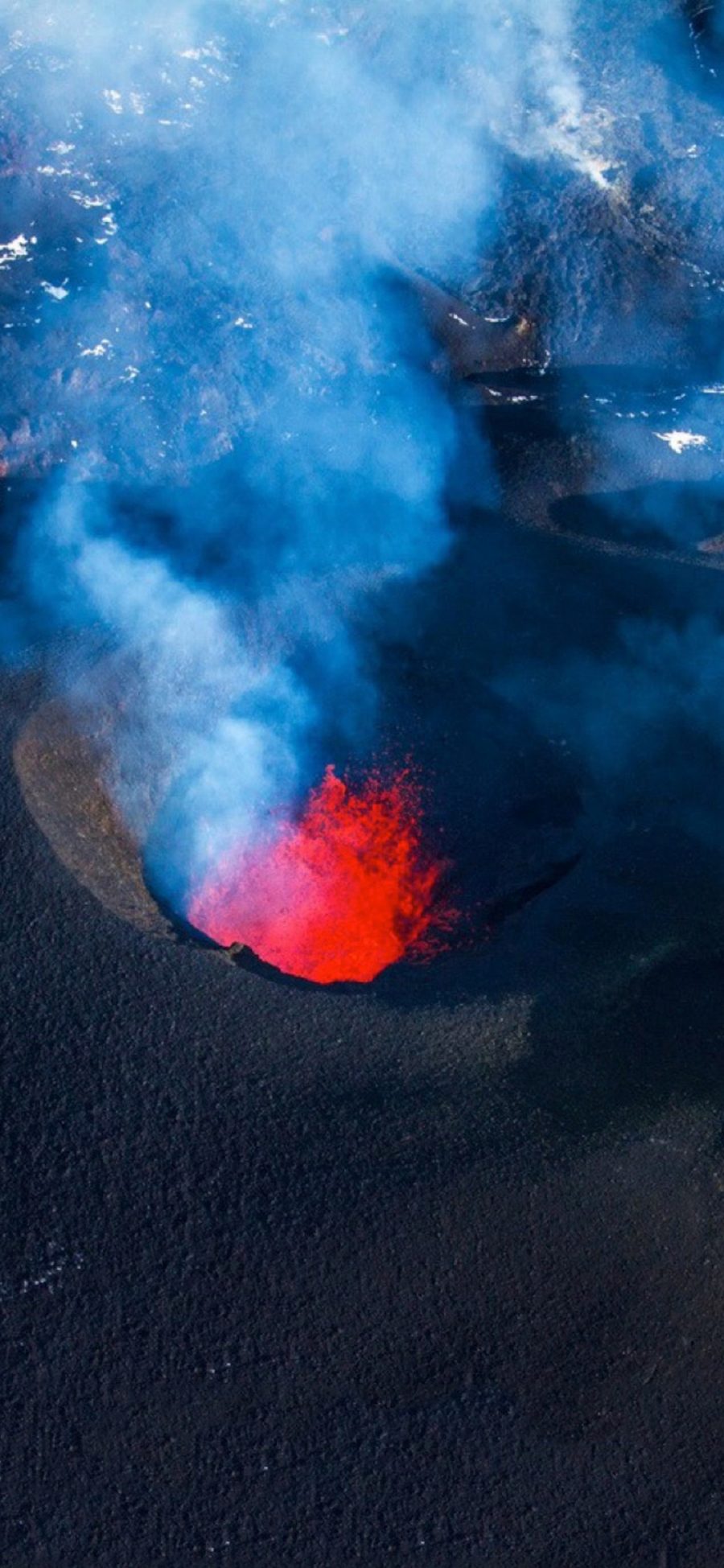 [2436×1125]火山 岩浆 烟雾 危险 苹果手机壁纸图片