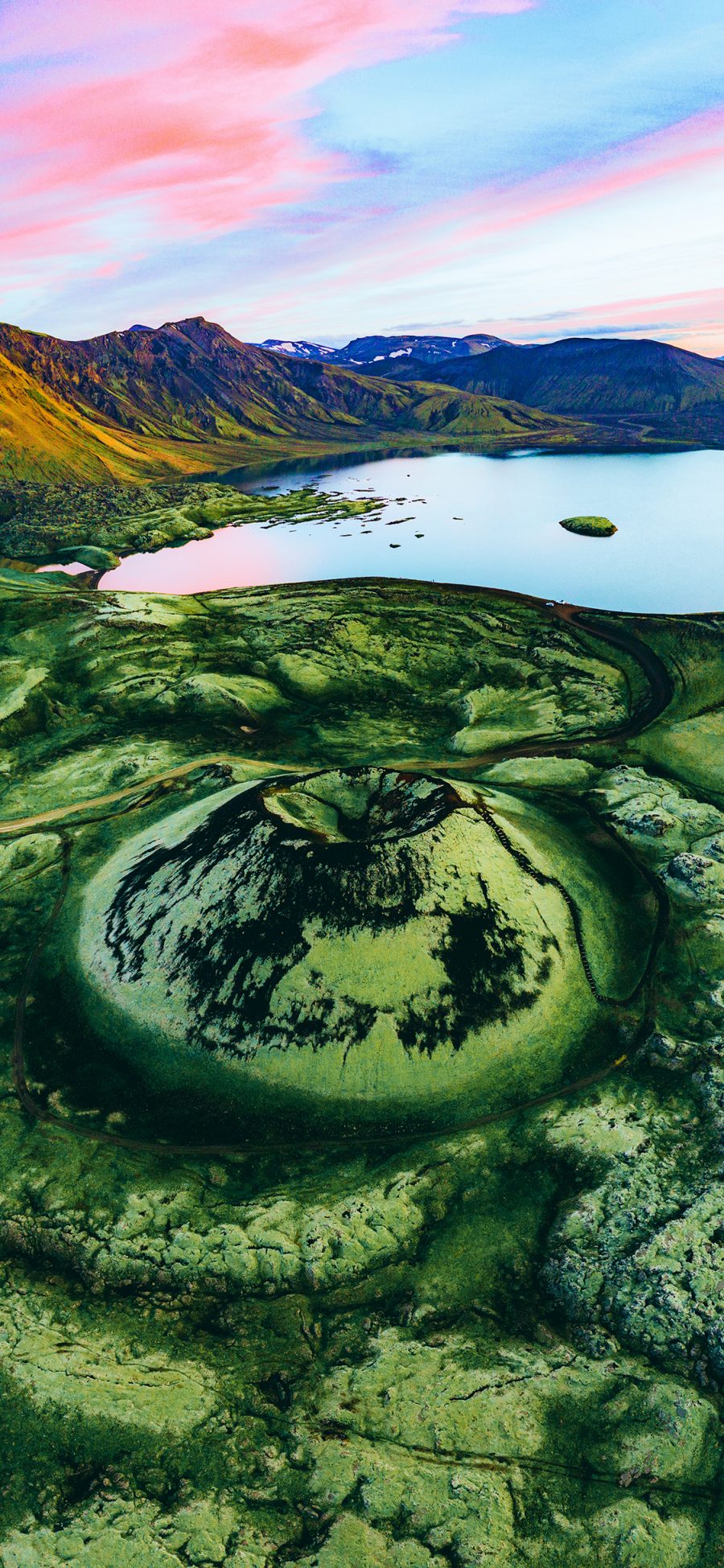 [2436×1125]火山 湖水 山脉 绿色 大自然 苹果手机壁纸图片